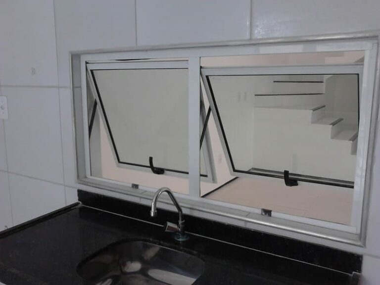 Janela de Alumínio em uma cozinha com pia