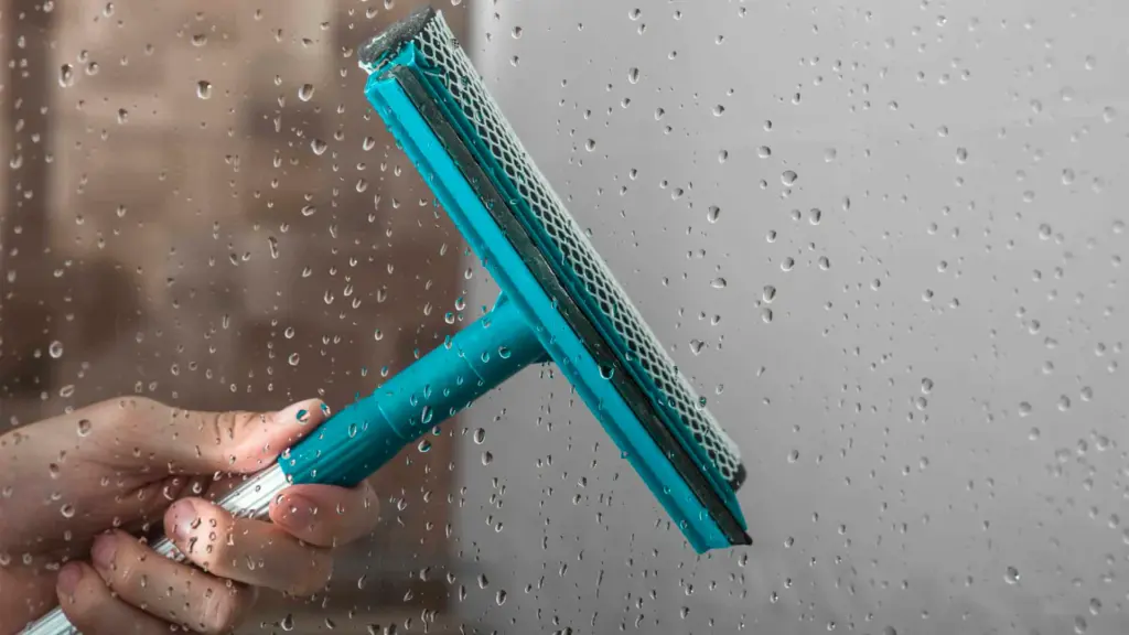 10 Dicas Infalíveis para Limpar o Vidro do Box