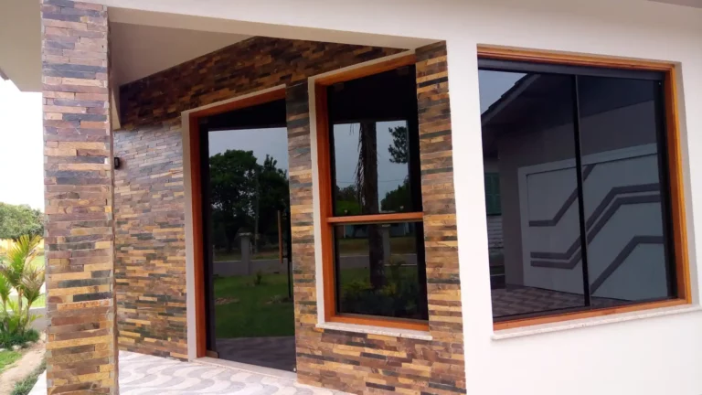 Janelas e porta em vidro temperado com película fumê em Fortaleza