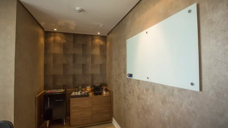 Lousa de vidro branco em uma sala de espera comercial