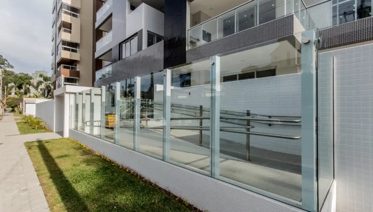 Muro de vidro temperado incolor com botão