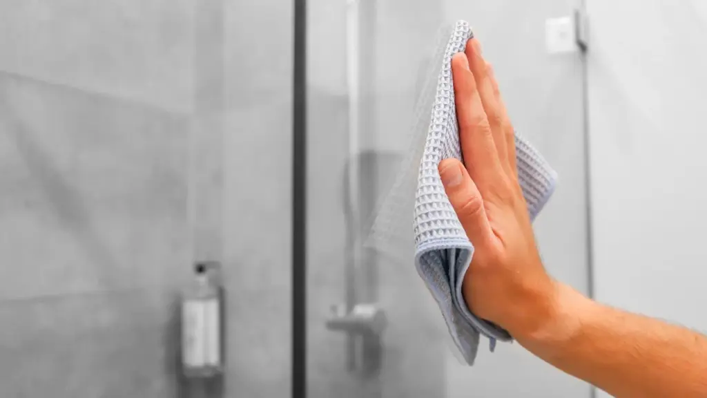 O Que Evitar ao Limpar o Vidro do Box