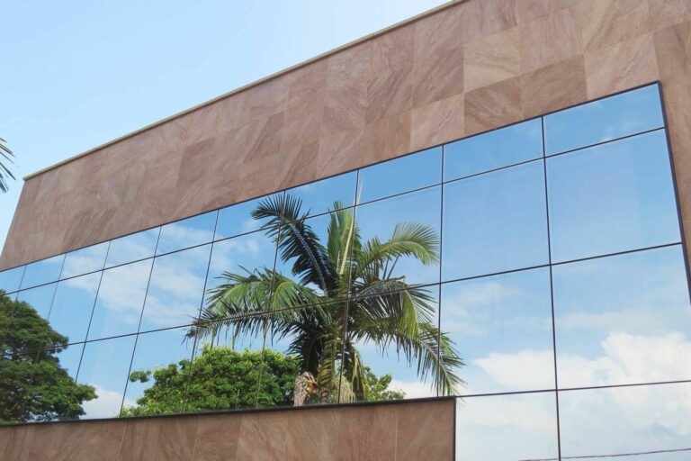 Fachada comercial com pele de vidro.