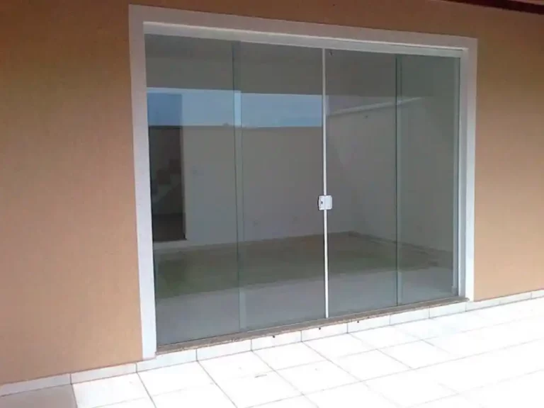 Porta de correr (Deslizante ou M2000) em vidro temperado em Fortaleza - MMA Vidraçaria