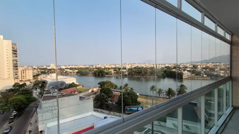 Quanto Custa Fechar uma Sacada com Vidro? Guia de Preços