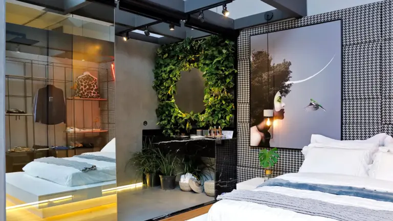 Espelhos e vitrines espelhadas VIVIX para ambiente comercial de luxo