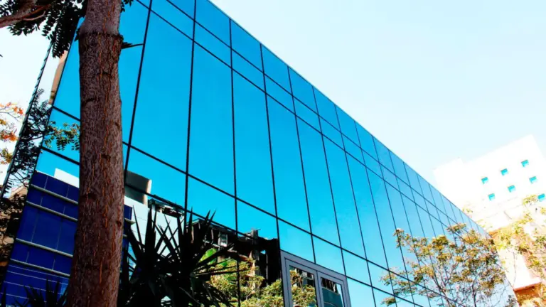 Fachada comercial de pele de vidro
