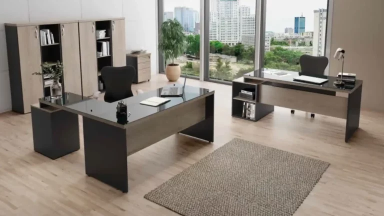 Um escritório com mesas em L e tampos de vidro preto