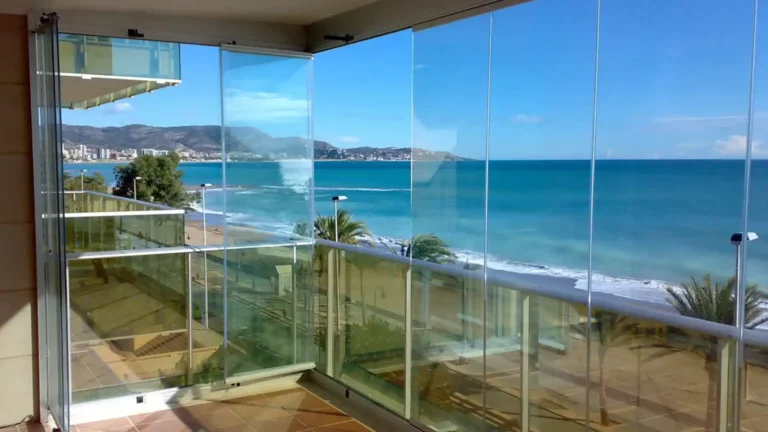 Vidraçaria em Aquiraz - Foto de uma cortina de vidro com vista para o mar