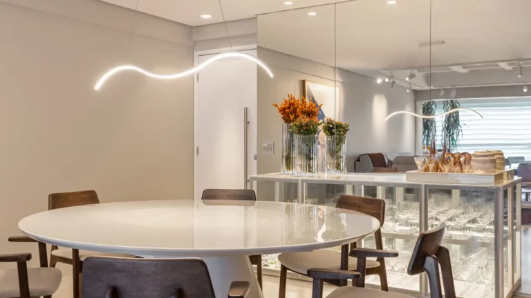 Vidraçaria em Maracanaú - Imagem de um painel de espelhos VIVIX e um tampo de mesa de vidro branco