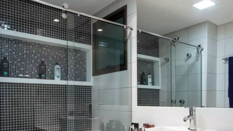 Box para banheiro modelo Elegance cromado da Ideia Glass. Box com roldanas aparentes.